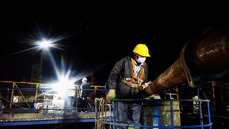 1585804500119923.jpg 7、產(chǎn)業(yè)工人站在布料機(jī)作業(yè)平臺觀測混凝土輸送是否順暢.jpg