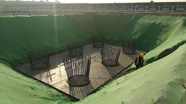 1587434805716245.jpg 4、破除樁頭打好墊層準備進行承臺鋼筋綁扎.jpg