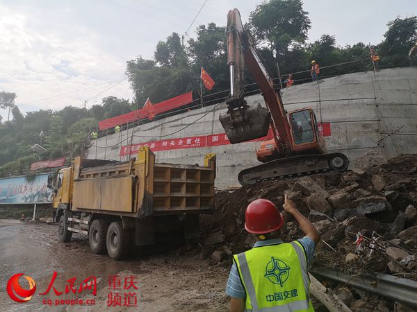 人民網(wǎng)報(bào)道；“路搶通啦，我們果農(nóng)高興慘了！”                                                                                                                                                                                             