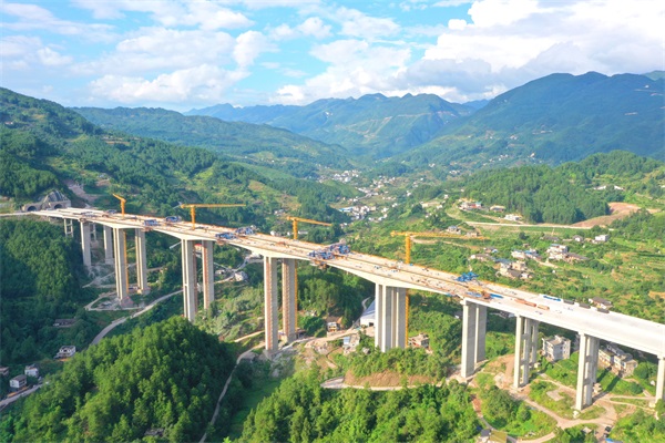 1631060412776560.jpg 重遵高速擴容工程新站大橋合龍 1.jpg